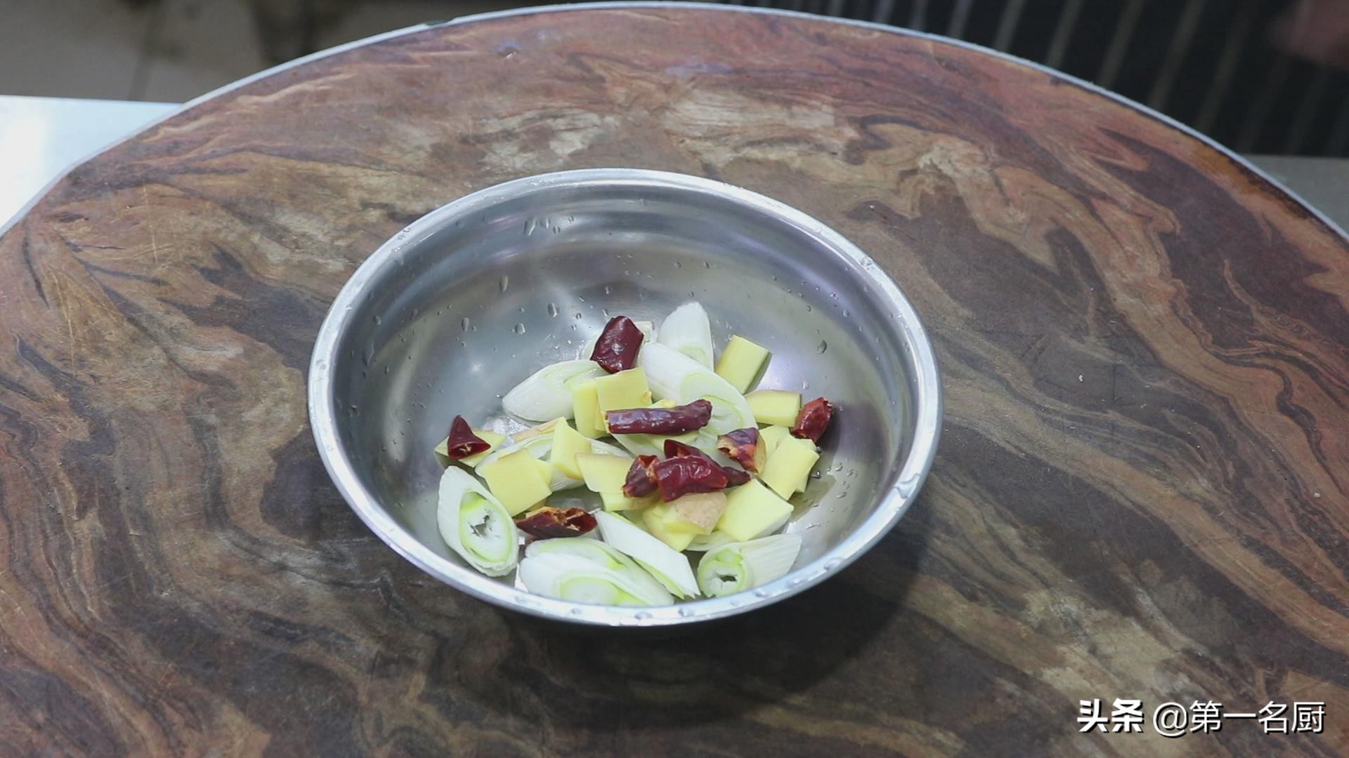 生面条直接放菜上蒸面条家常做法,生面条的炒法视频大全