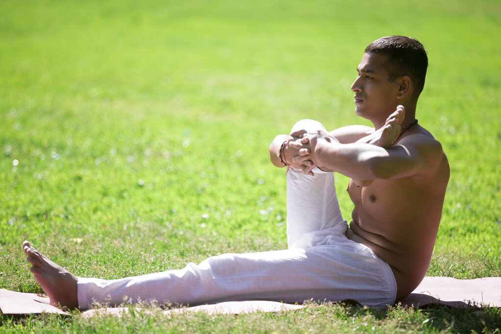 居家健身8分钟深蹲训练,在家健身的运动方式深蹲