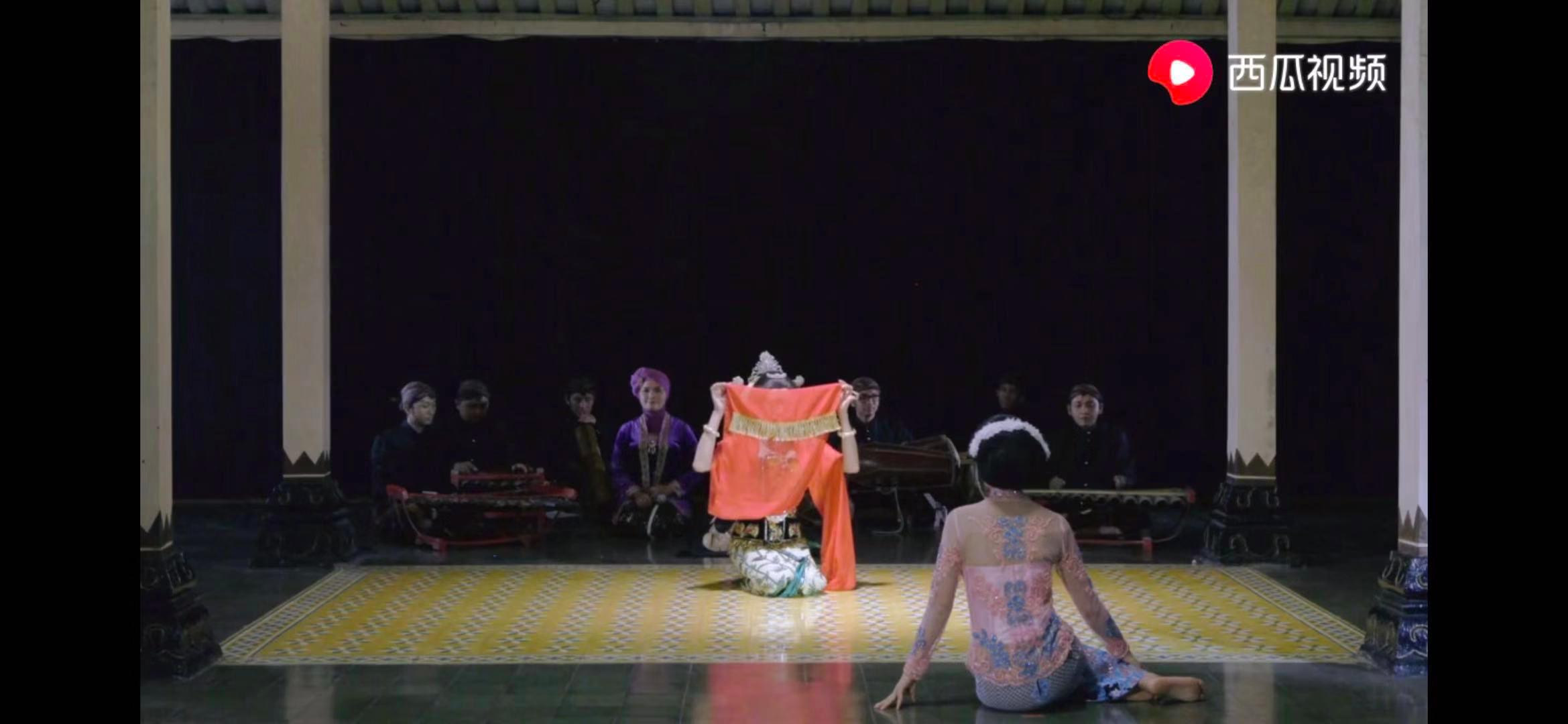 不顾世俗眼光印尼男子坚持男扮女相跳舞数十年