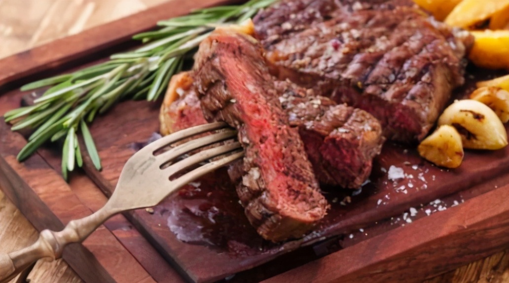 吃牛排端上来的柠檬水 (为什么吃牛排要先上一杯柠檬水)