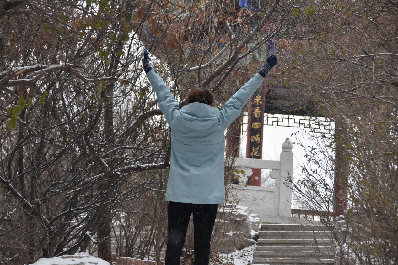 冲锋衣tnf好还是discovery好,保暖又轻薄的户外冲锋衣