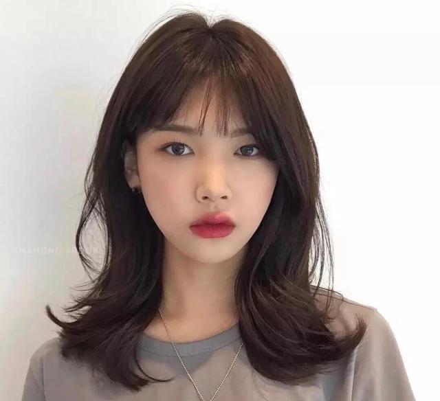 2022年鱼尾气质波浪发型,2020流行发型鱼尾烫