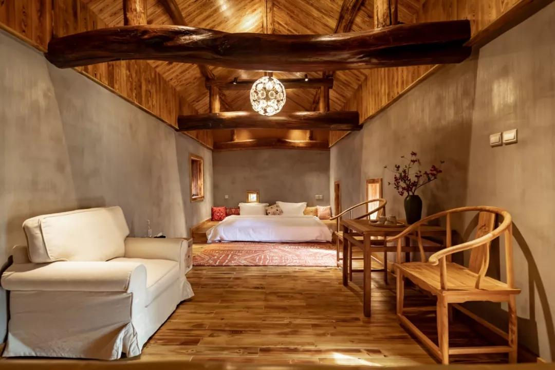 神仙眷侣辞掉高薪工作，爆改废弃山谷，造无边恒温泡池，全景树屋