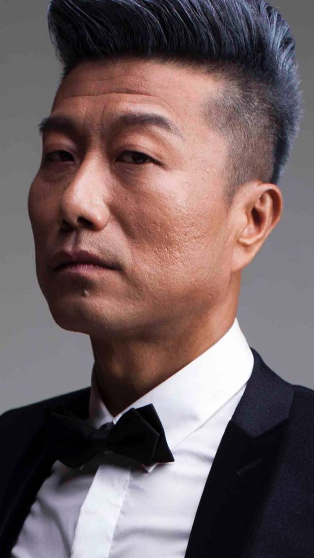 《装台》“拐的”扮演者：记者出身，辞职北漂当演员，脸熟人不红