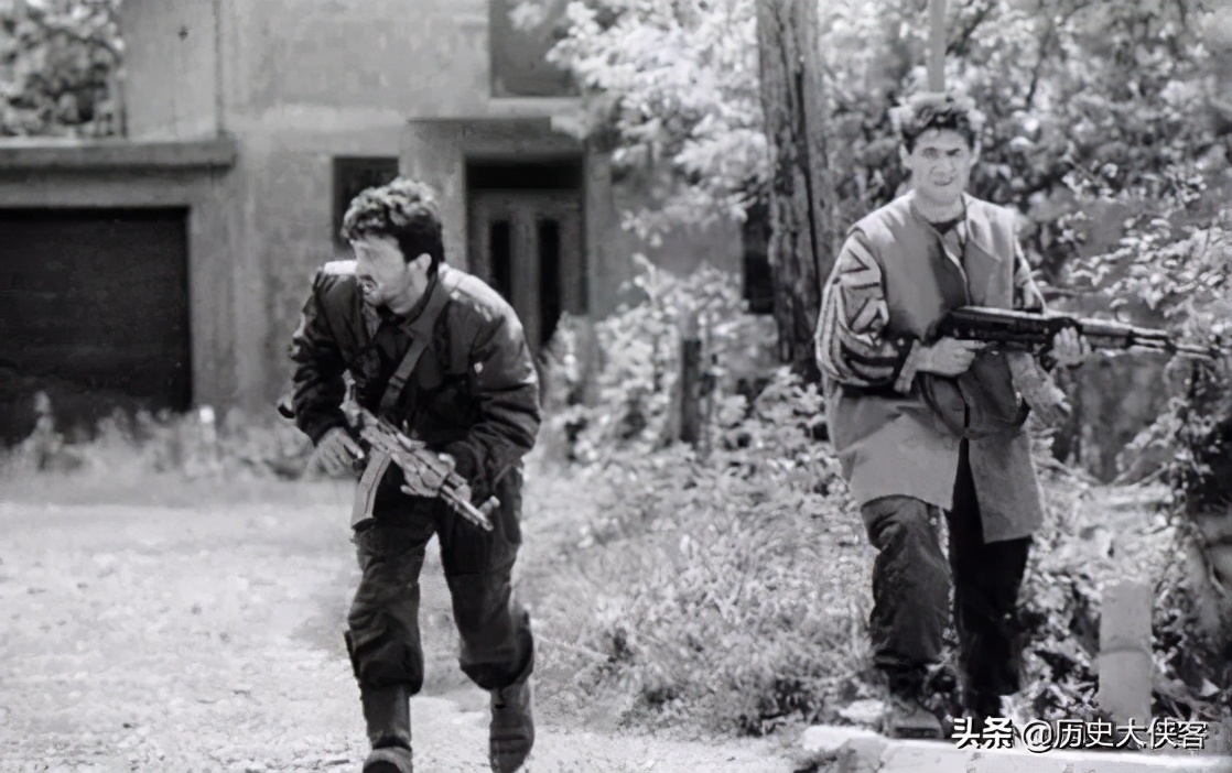 90年代的俄军大甩卖：一支牙膏换件军大衣，一个罐头换把AK