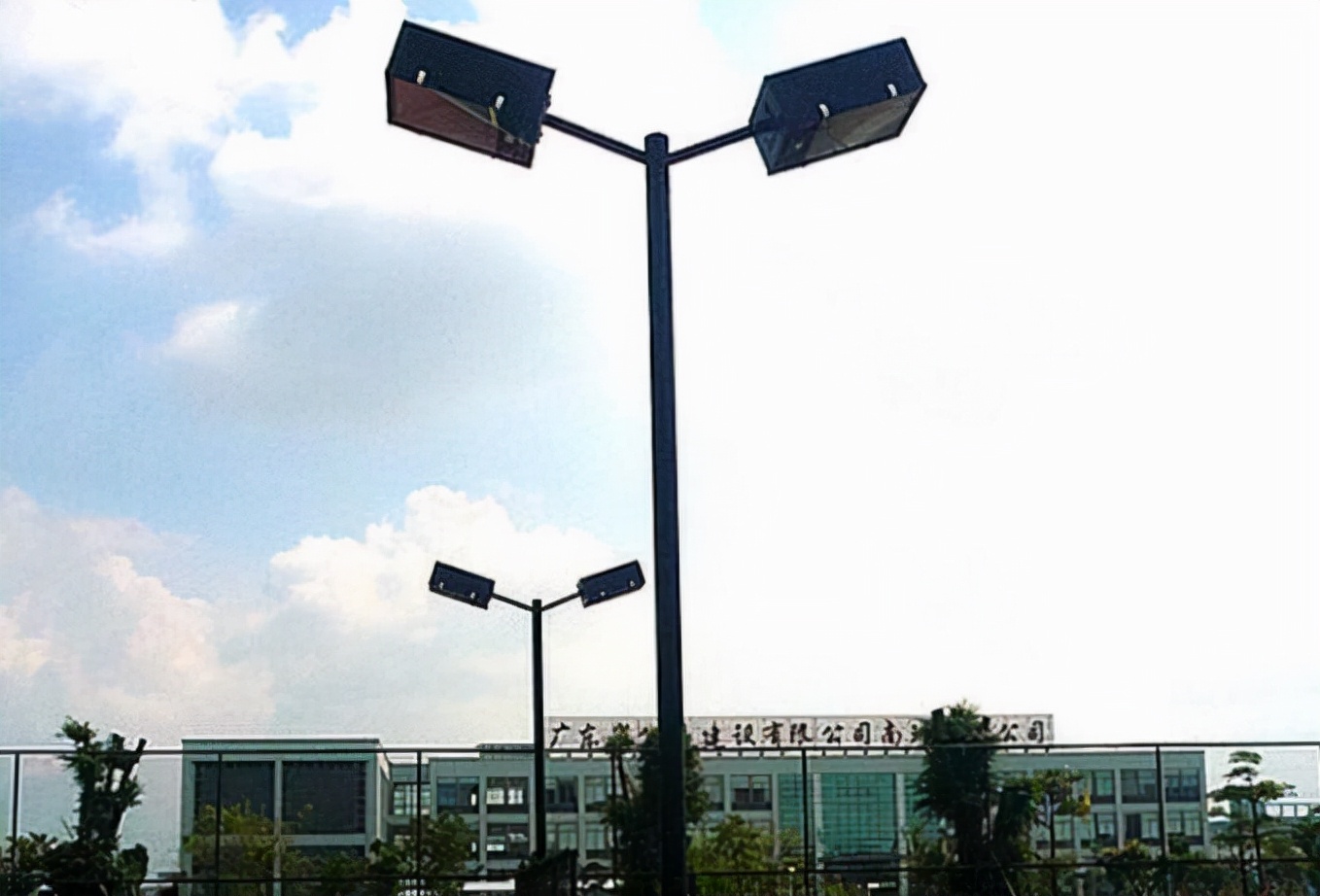 建一个篮球场半场价格,建一个篮球场最低需要多少钱