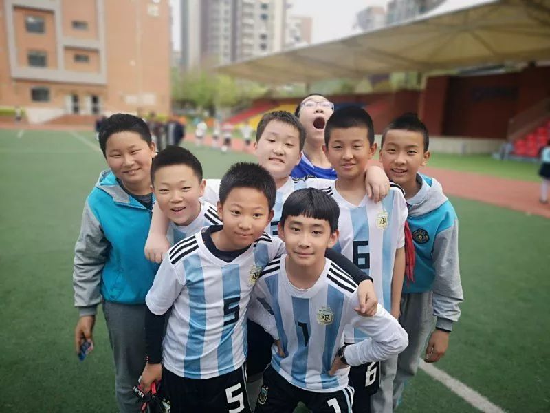 第二届校园足球赛拉开帷幕,曲江新区首届校园足球联赛