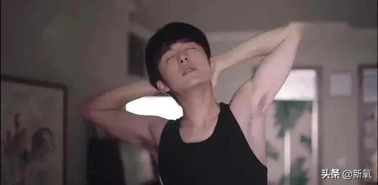 1米8大长腿，抿嘴笑爆红被吹顶级神颜，没想到竟然是照骗...