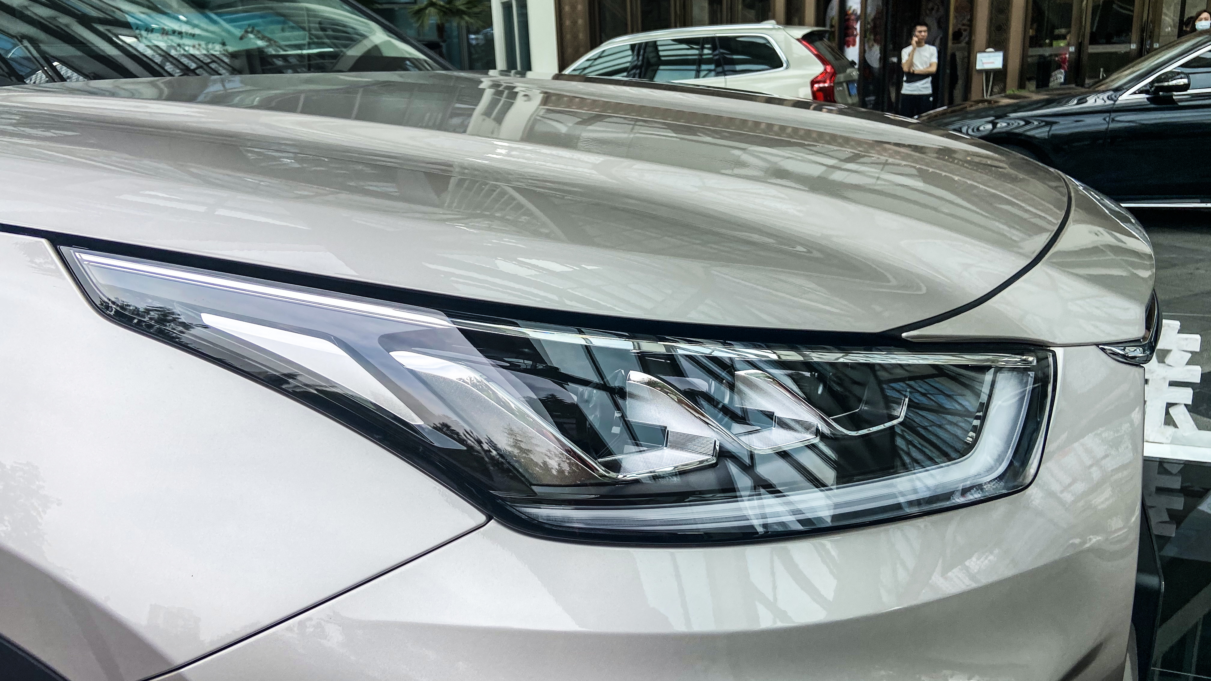 皇冠陆放银色到店实拍,皇冠陆放七座混动版2021长宽高