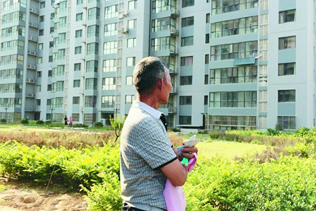 村集体收回房子,农民土地被集体出租