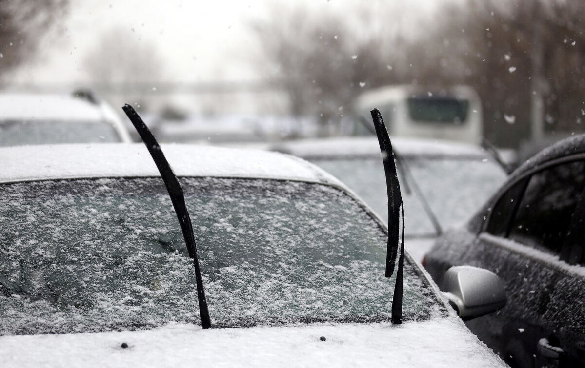 怎样防止雨刮器在行驶中结冰,雨刮喷嘴冻住怎么办