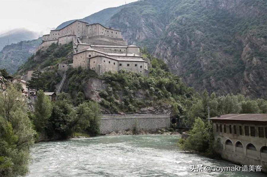 意大利罗卡卡拉西奥城堡,意大利十大最美城堡