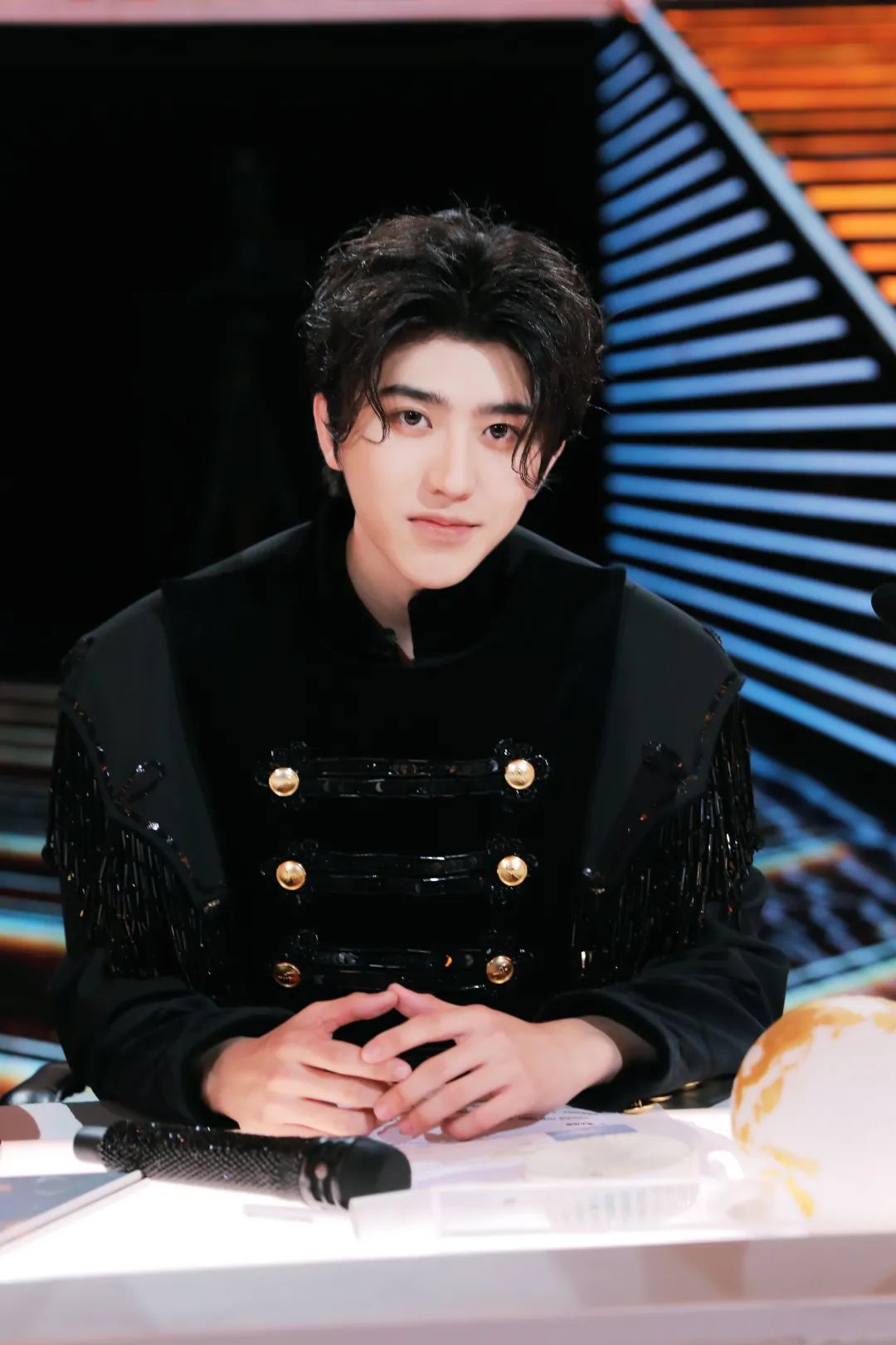 衣品超级好的男明星,王嘉尔穿的蔡徐坤同款衣服