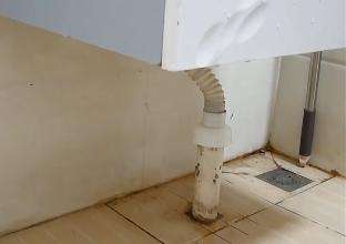 房间内下水道返臭咋办,家里排水管反臭味怎么办