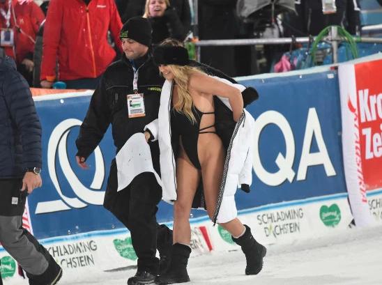 没底线！欧冠决赛裸奔女闯入奥地利滑雪场，手持科比牌子再上热门