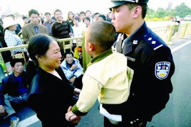 小孩在超市走丢了家长的反应,孩子走丢家长当场崩溃大哭