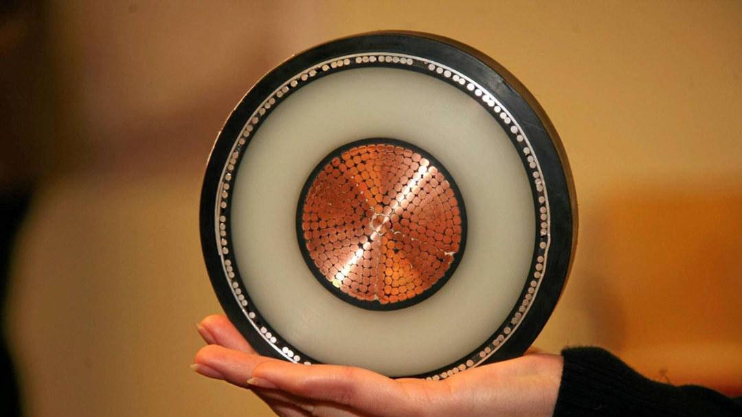 电线中的电流是电子在流动吗,电流走电线表面