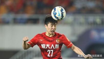 2300万转会恒大，1年0出场，演员妻子貌美腿长，2岁儿子像他