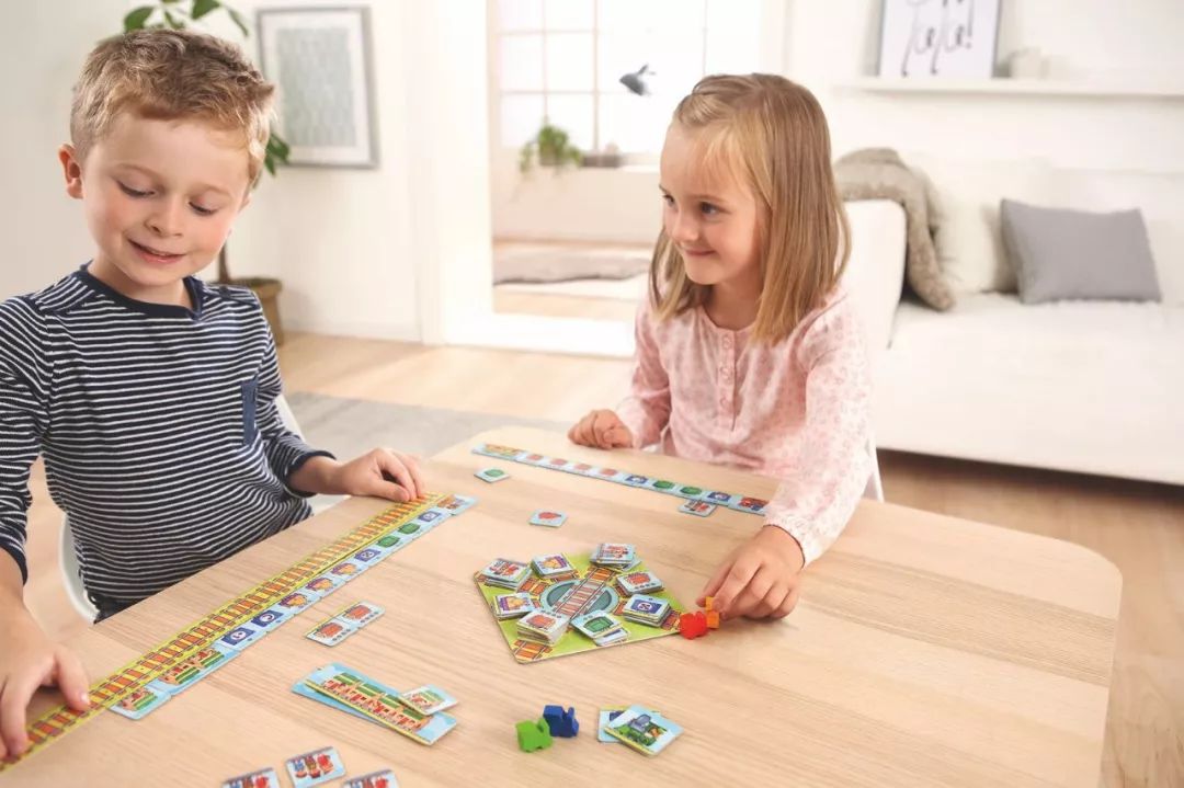 四五岁的孩子还尿床，家长别不当回事，找找看是这个原因嘛