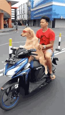 穿恨天高坐地铁的社死现场，两位男士都不忍看这次“崴脚表演”