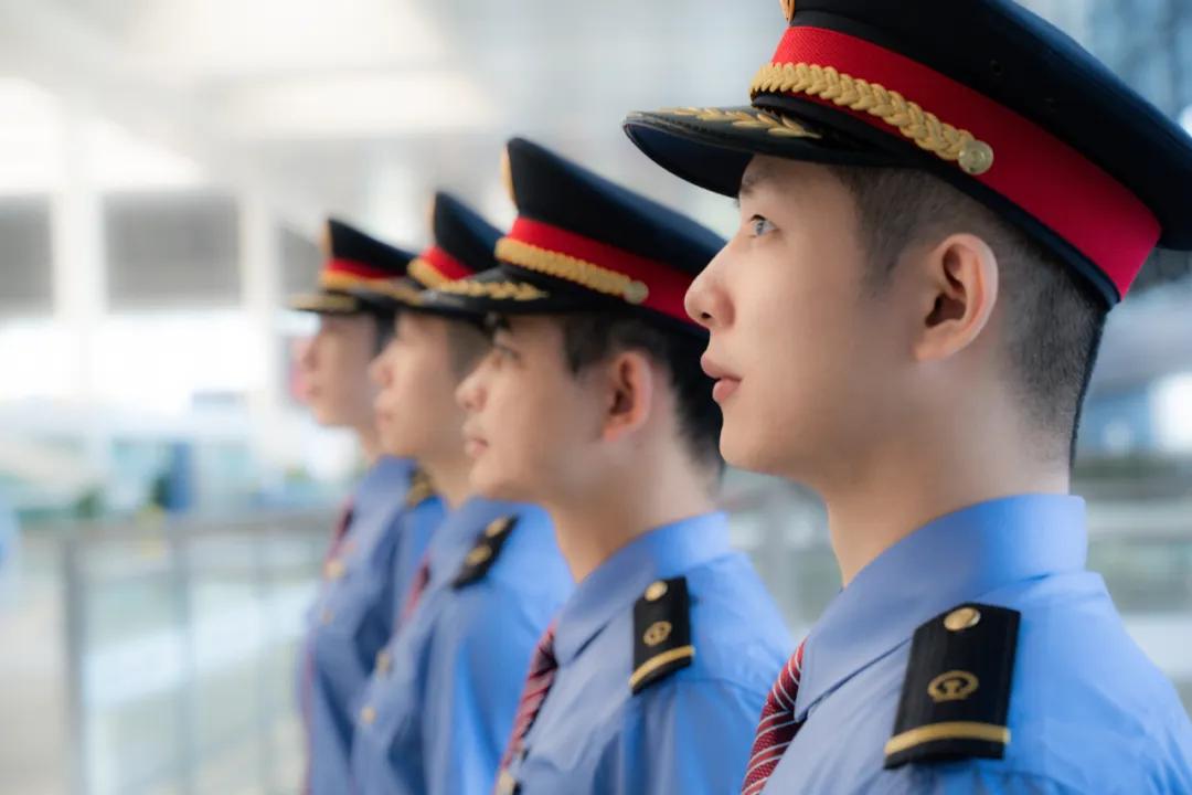 哇!他们的新制服正式亮相啦