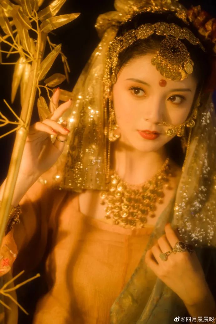 00后女孩演绎四大名著美女,凭一个造型火出圈,200万网友点赞