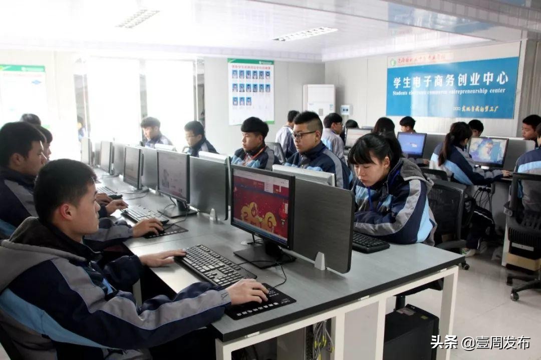 勤学精业修身立业前进中的浙江省苍南县职业中专学校