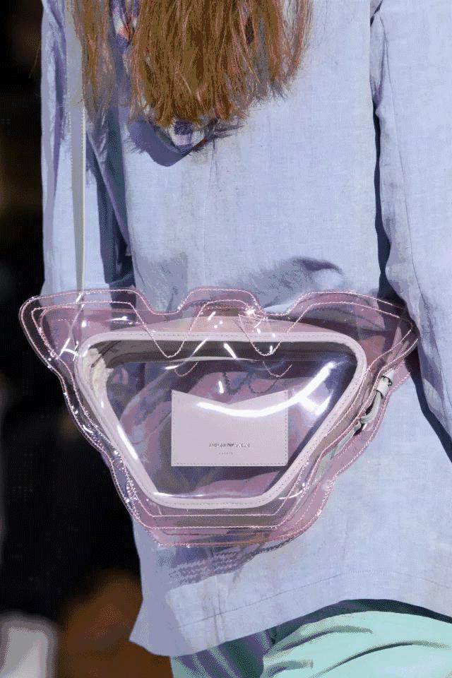 普通包包背腻了，试试“PVC”元素的包包吧，时髦吸睛很高级