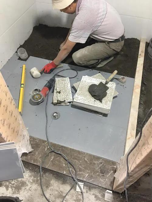 家里地面瓷砖不平怎么回事,地砖铺得不平怎样做隔断