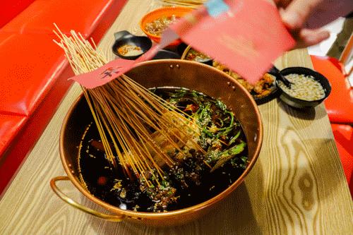 这家国潮网红串串落地襄阳啦，你只管拿串不用涮可以直接开吃