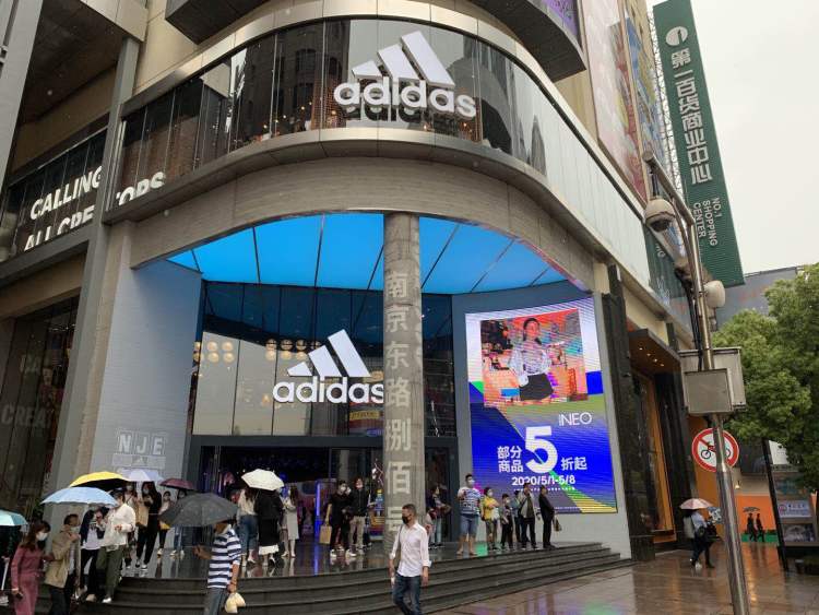 折扣继续！世茂广场59团100，置地广场依然5折起，记得去蹲直播、订酒店哦丨五五慧选日历