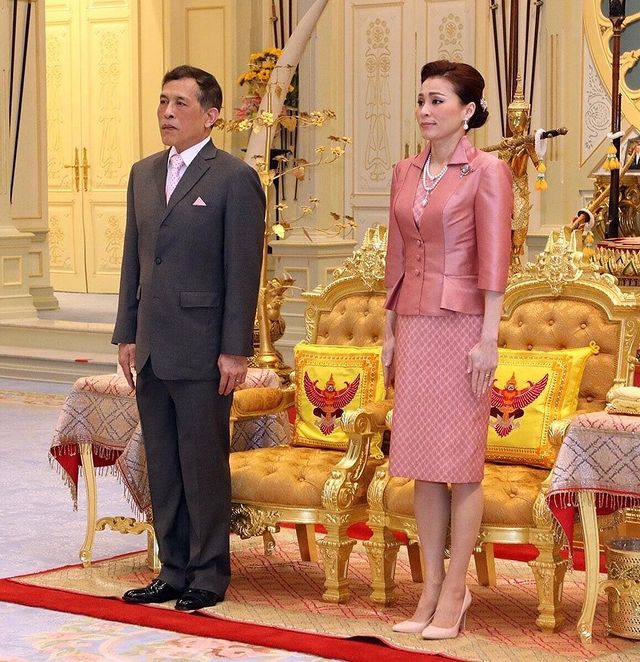 泰王真宠苏提达！王后8套造型登上王室海报，不如诗妮娜千娇百媚