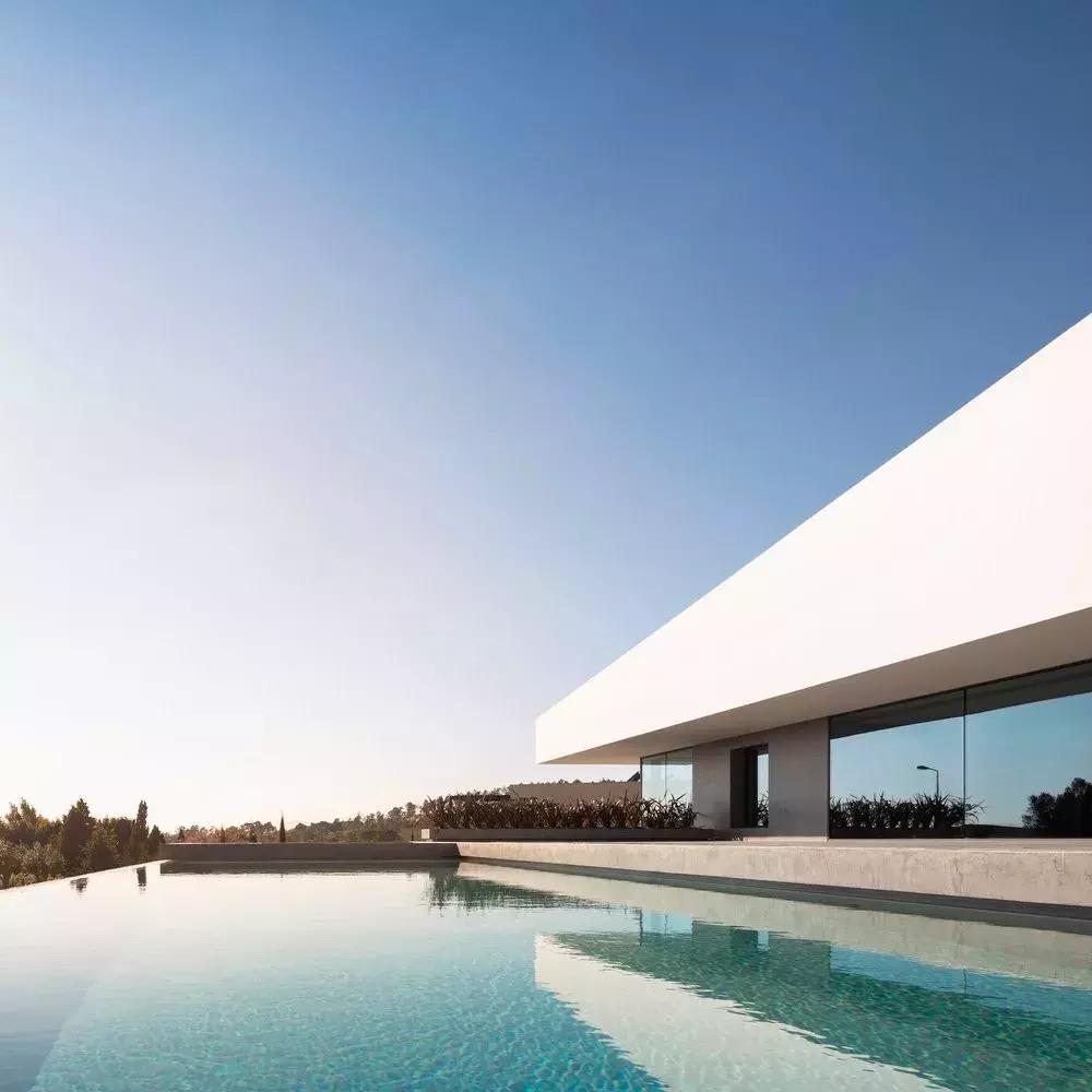 看似简单的白色极简，室内却如此惊艳