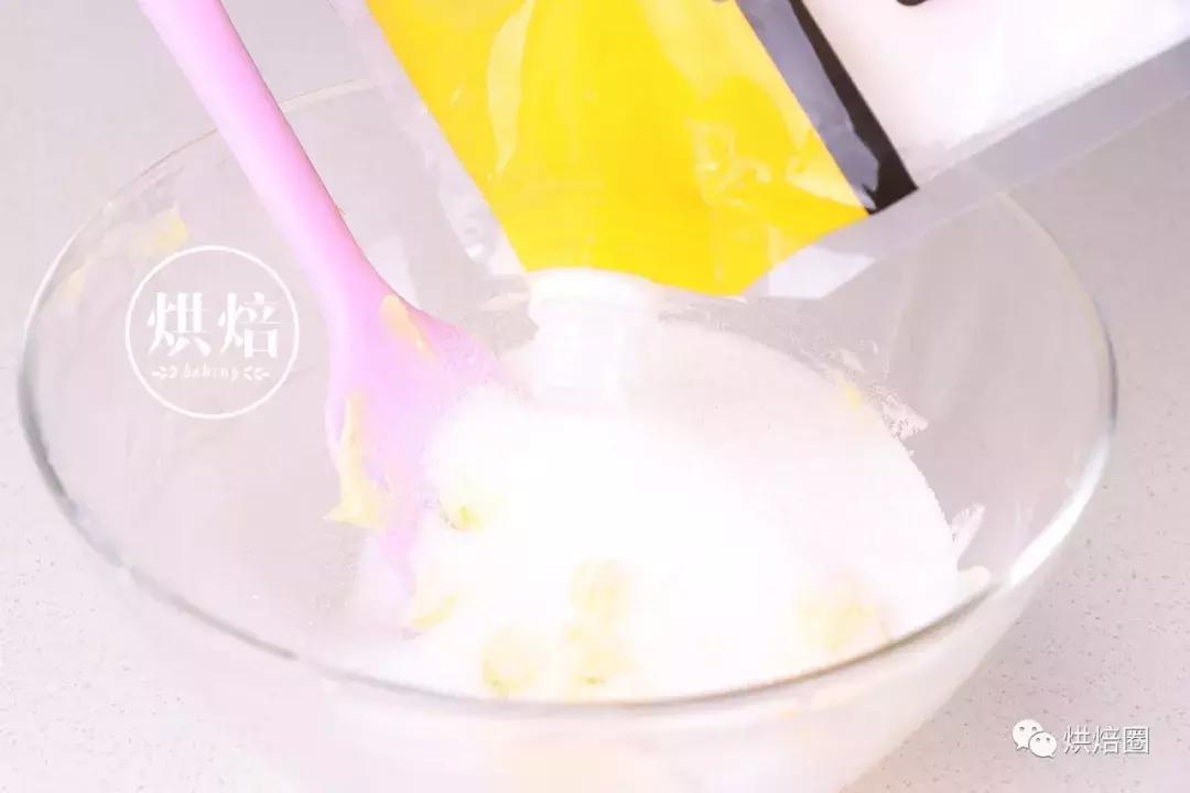 像这样把饼干皮覆在面包上就能烤出一大波孩子都爱的刺猬面包~