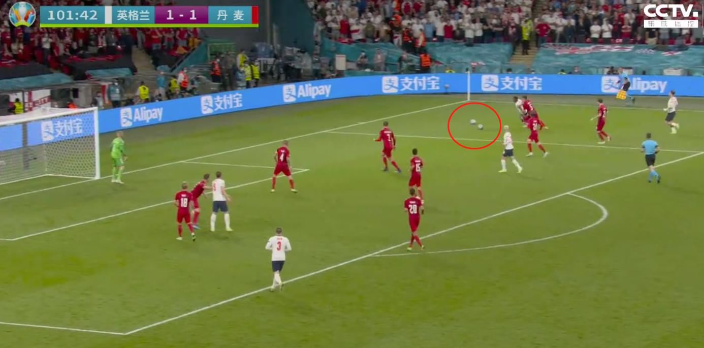 裁判巨大失误！斯特林造点瞬间，场上出现2个足球，丹麦队被黑了