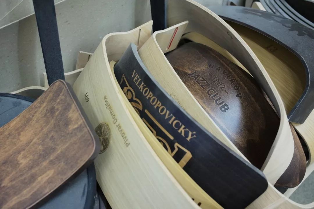 探访TON工厂看经典椅子背后的故事|疯狂24h我们去捷克干了啥？