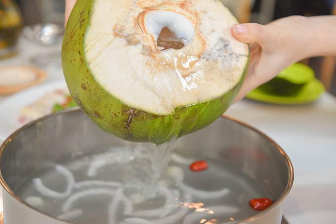 在三亚吃正宗的椰子鸡，不妨试试这两家（海南海岸行者旅行社）