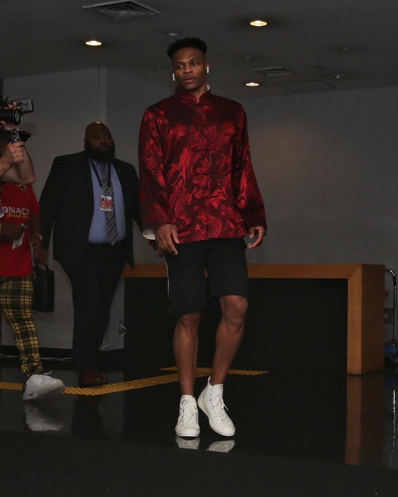 威少最新采访视频,穿唐装采访