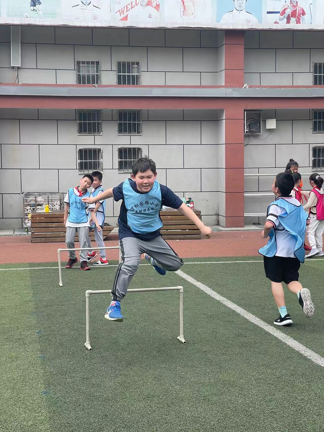 学校开展校园足球活动的主要场地,没有球场的学校如何开展校园足球