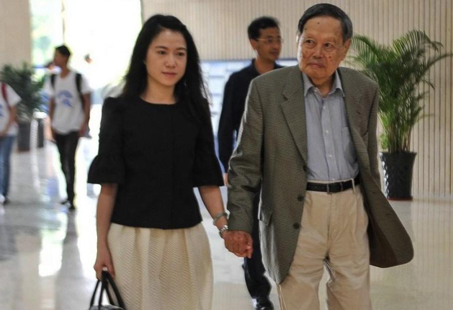 嫁给杨振宁前翁帆经历了什么,杨振宁娶翁帆的时候多大了