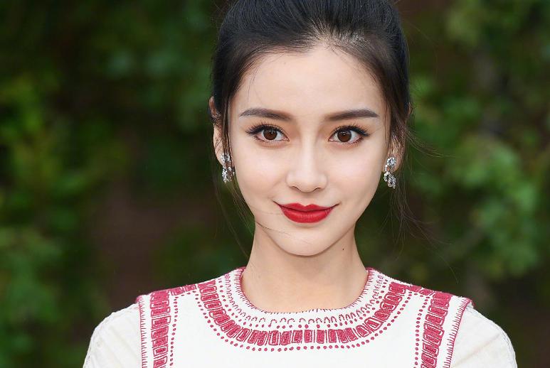 baby巴黎半夜赴私宴！独自约爱马仕总监聊工作？笑容僵硬如雕像