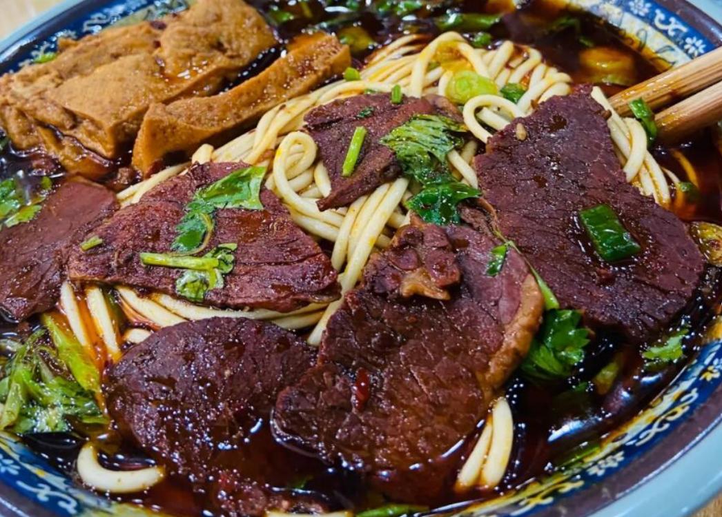 合肥这家舍得放肉的面馆，一碗15块钱，人多得叫号只能用大喇叭