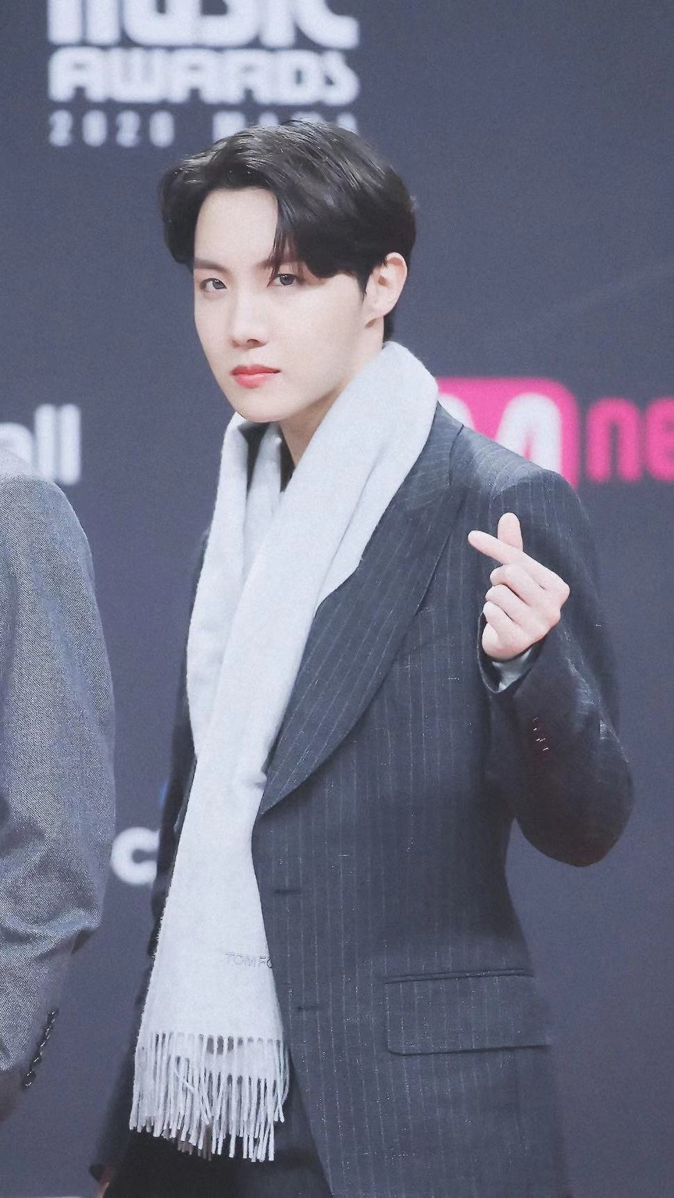 伯贤表演时防弹少年团台下反应,防弹少年团成员对金硕珍评价