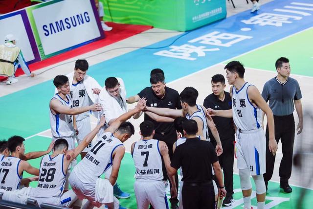 杜锋疯狂打法广东打出罕见数据,广东1.9秒杜锋战术压哨三分