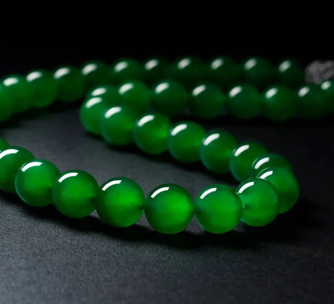 苏富比拍的帝王绿翡翠 (苏富比拍卖的上亿翡翠珠子)