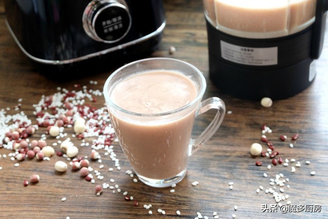 早餐饮品的简单做法,早餐自制五谷豆浆香浓细腻