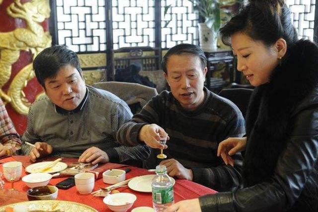 酒桌上盛酒器用法,酒桌分酒器使用方法