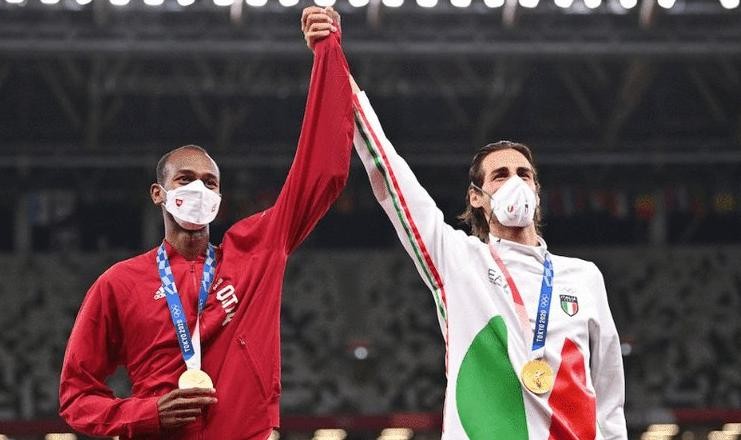 东京奥运会两人共同拥有一块金牌,东京奥运第2枚金牌领奖视频