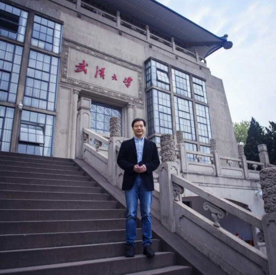 戴口罩直播1天卖3亿的雷军，像极了曾经的李嘉诚