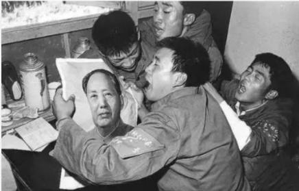 1976毛主席逝世后,世界百国举行吊唁,埃塞举行10万人*行游**